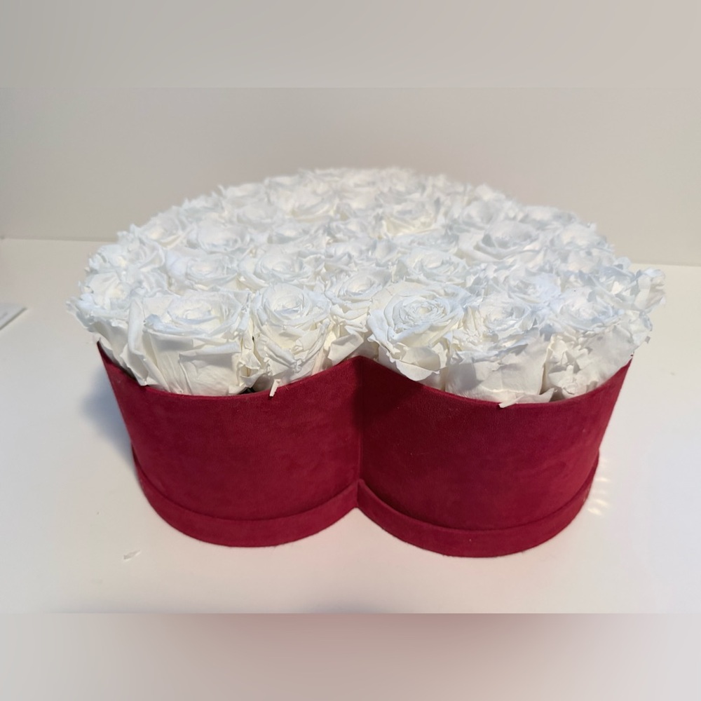 Venus Et Fleur Large Heart-Shaped Box with 36 Eternity White Roses - Picture 4 of 16